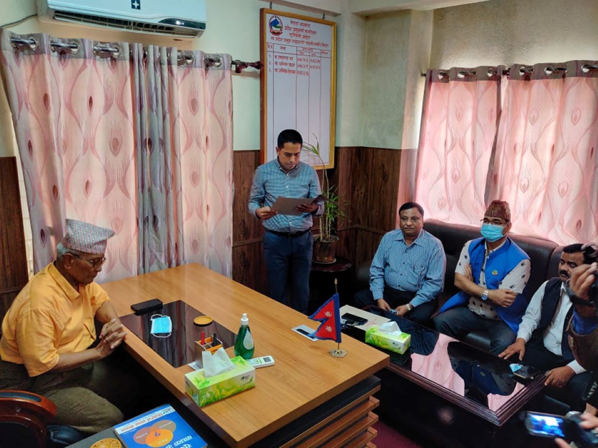 लुम्बिनीका विपक्षी सांसदहरुले प्रदेश प्रमुख भेटेर भने- धारा १६८ (२) काे सरकार गठनको प्रक्रिया अघि बढाइदिनुस्